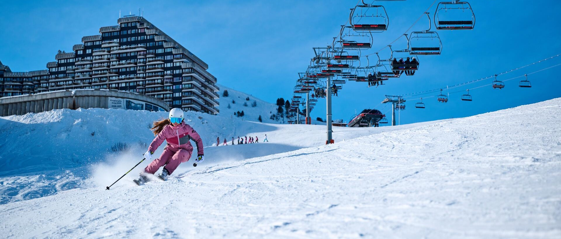 la-plagne-ski-aime-2000-jour-blanc-studio-1920x820-39-76