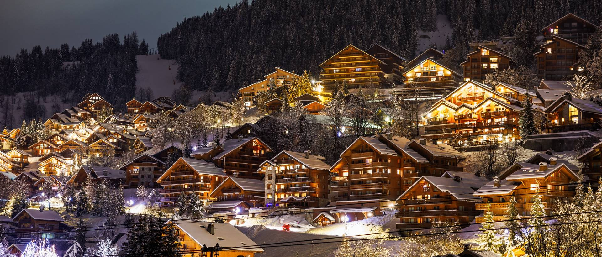 m-ribel-chalets-at-night-sylvain-aymoz-m-ribel-tourisme-1920x820-141