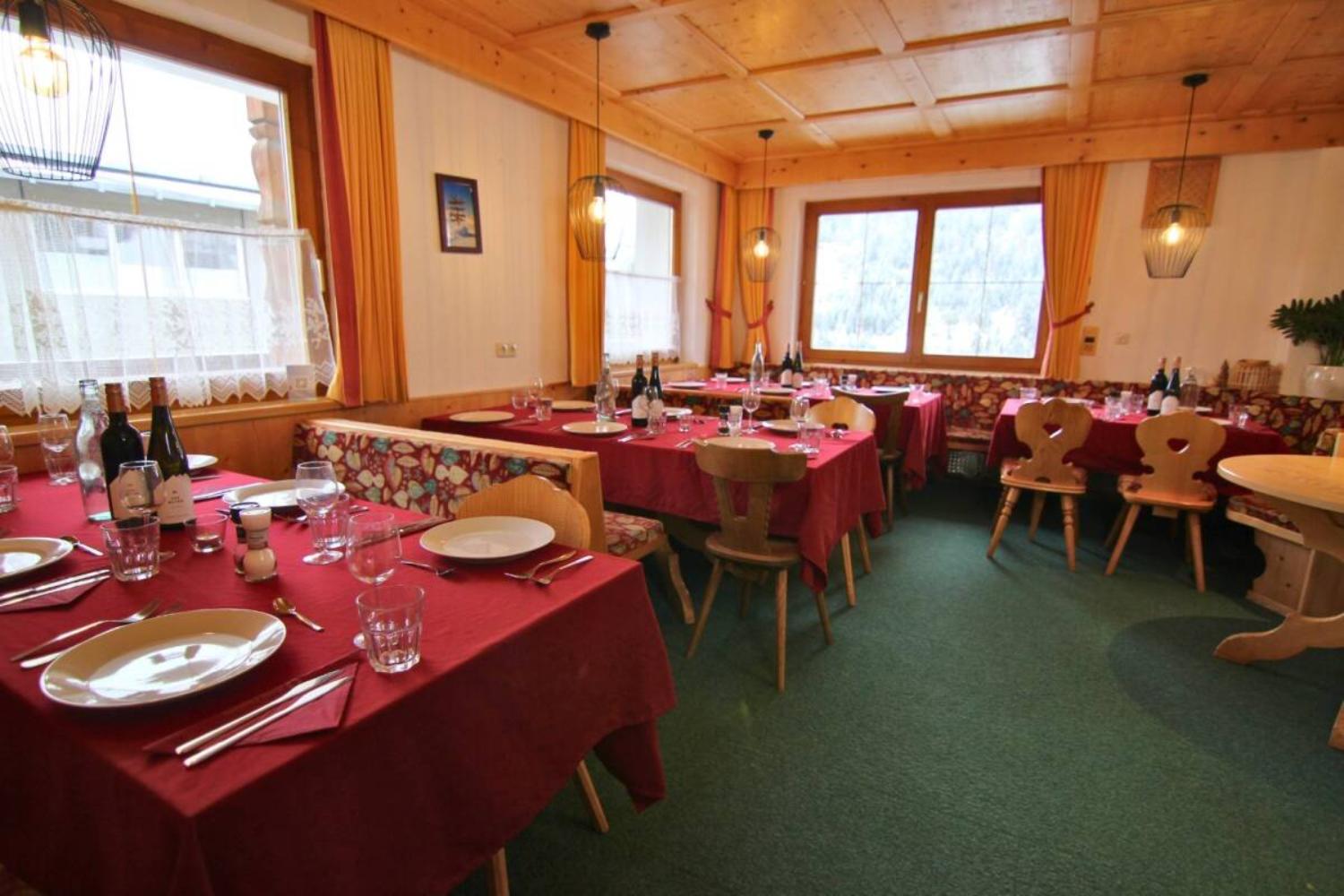 03-scalewidthwzeymdbd-catered-chalet-gretl-serfaus-eetruimte-1-1467003