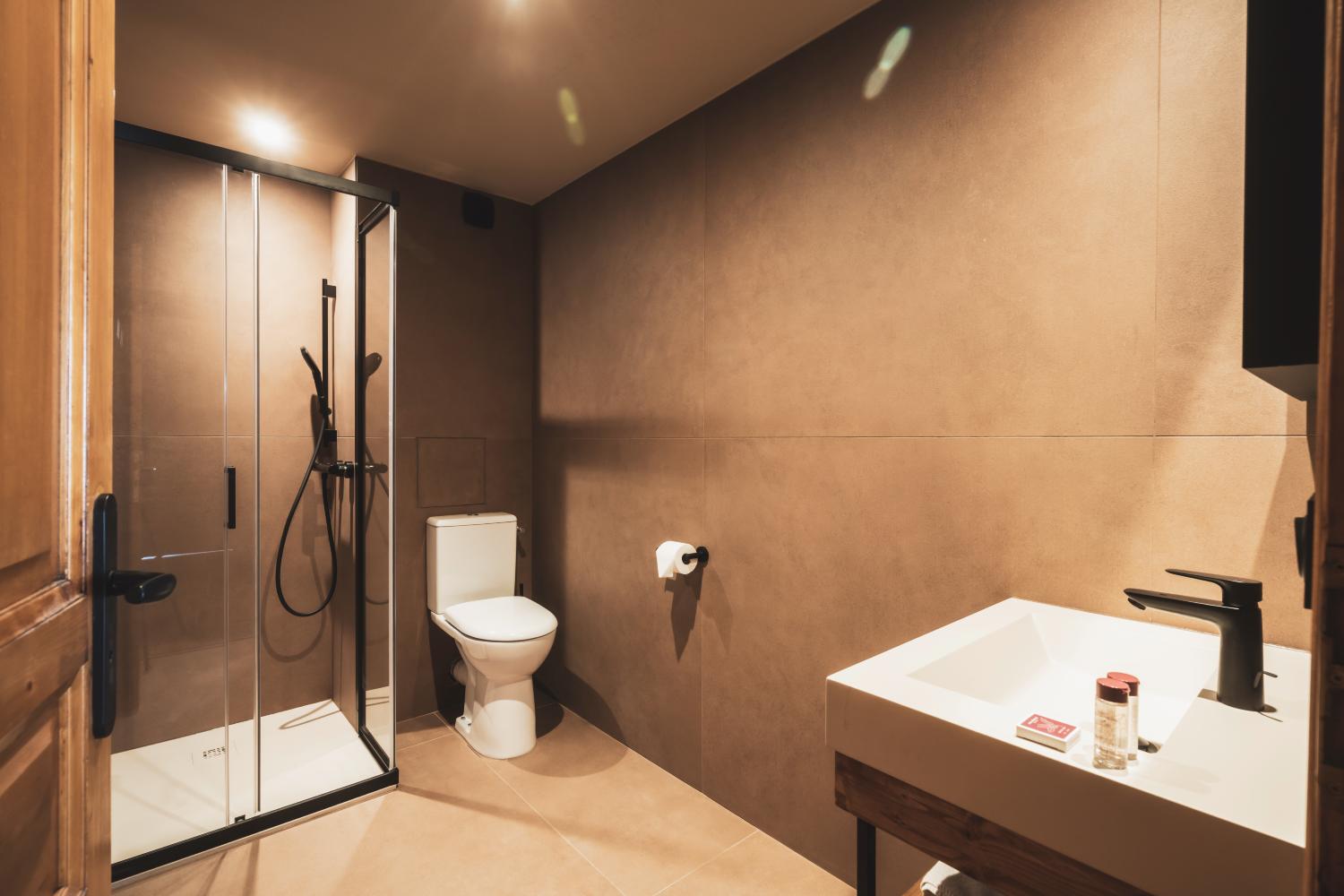 04-montagnettes-residence-sapiniere-menuires-3p6c-sallededouche-01-cande-2026-1450697