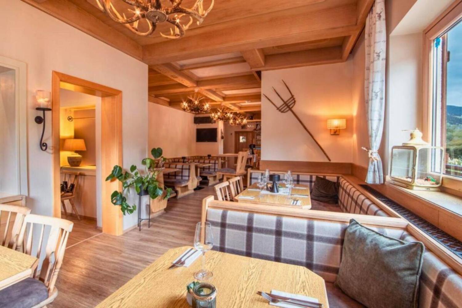 04-scalewidthwzeymdbd-catered-chalet-alpensport-saalbach-hinterglemm-eetruimte-1466752