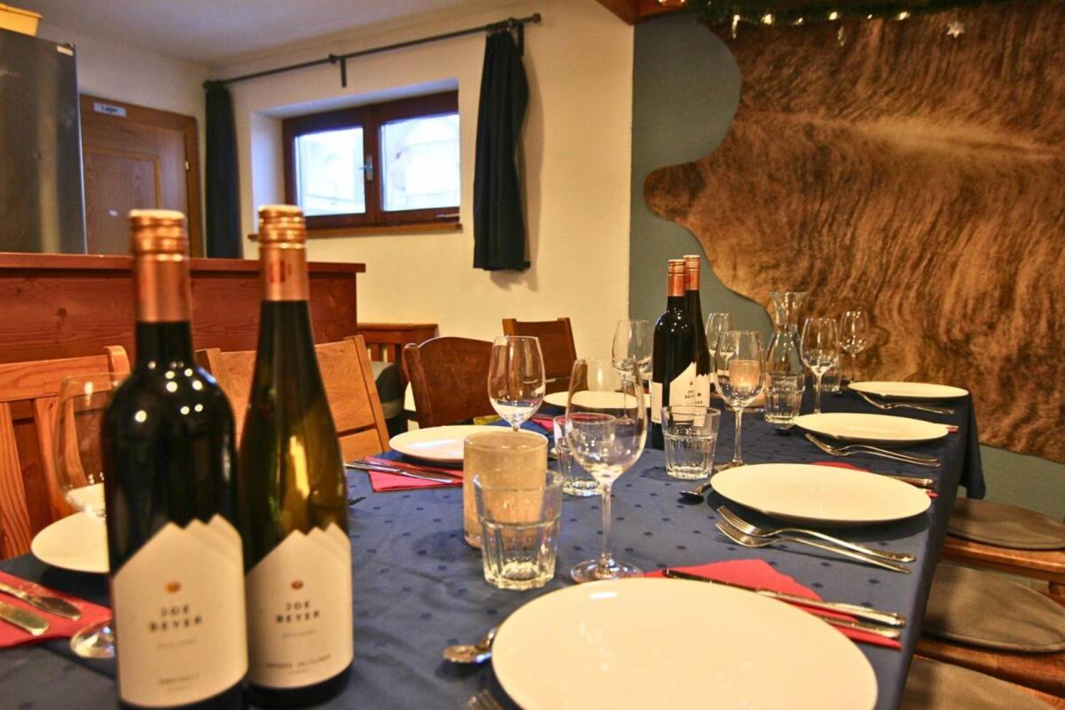04-scalewidthwzeymdbd-catered-chalet-eisfall-sankt-anton-dinertafel-1466933