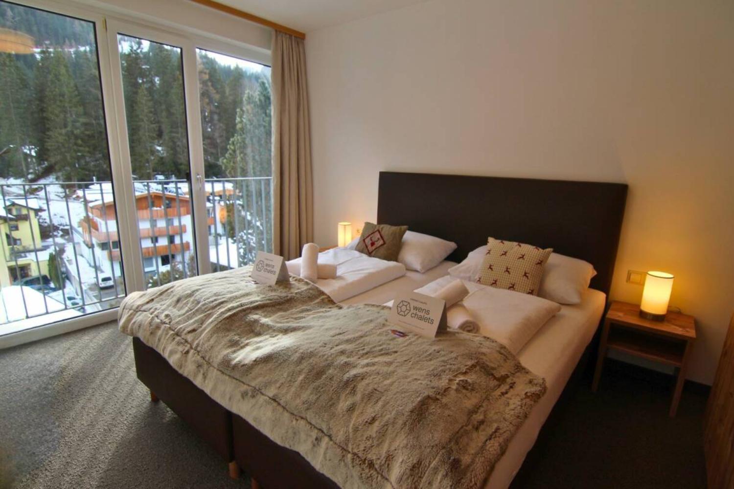 04-scalewidthwzeymdbd-catered-chalet-gabl-sankt-anton-slaapkamer-met-balkon-1466984