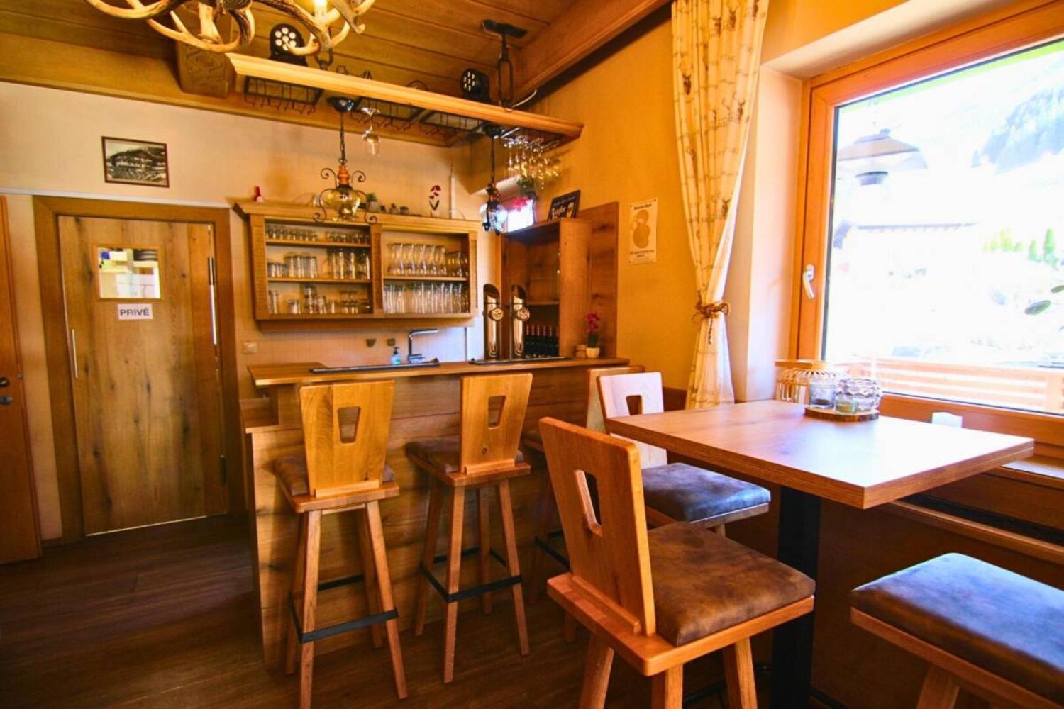 05-scalewidthwzeymdbd-catered-chalet-alpensport-saalbach-hinterglemm-bar-1466753