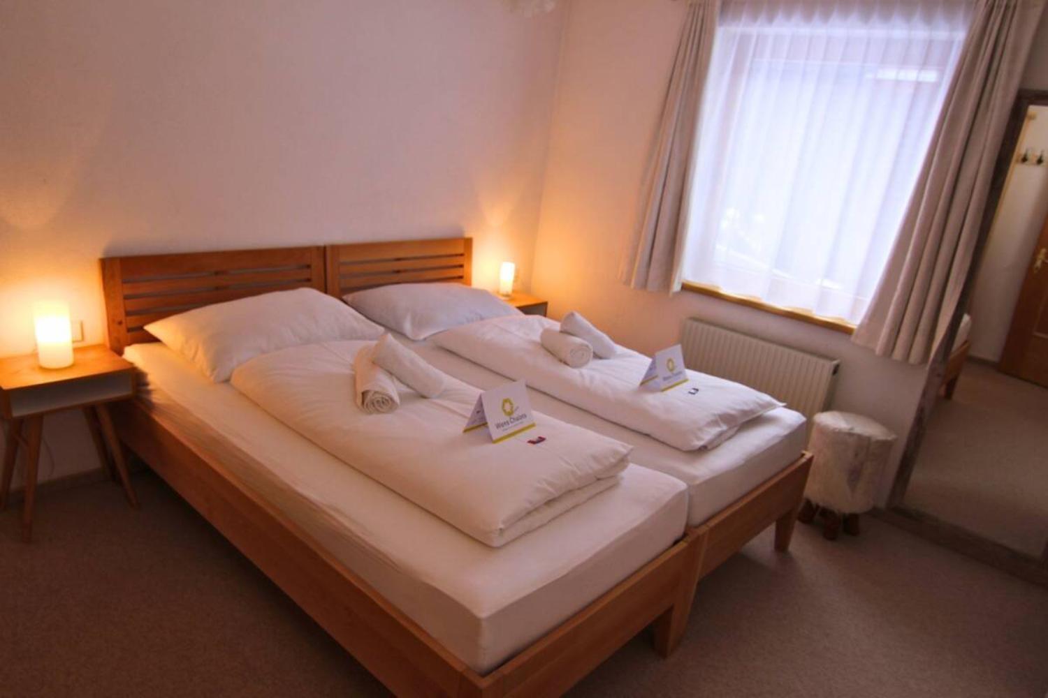 05-scalewidthwzeymdbd-catered-chalet-angela-arlberg-sankt-anton-tweepersoonskamer-1466793