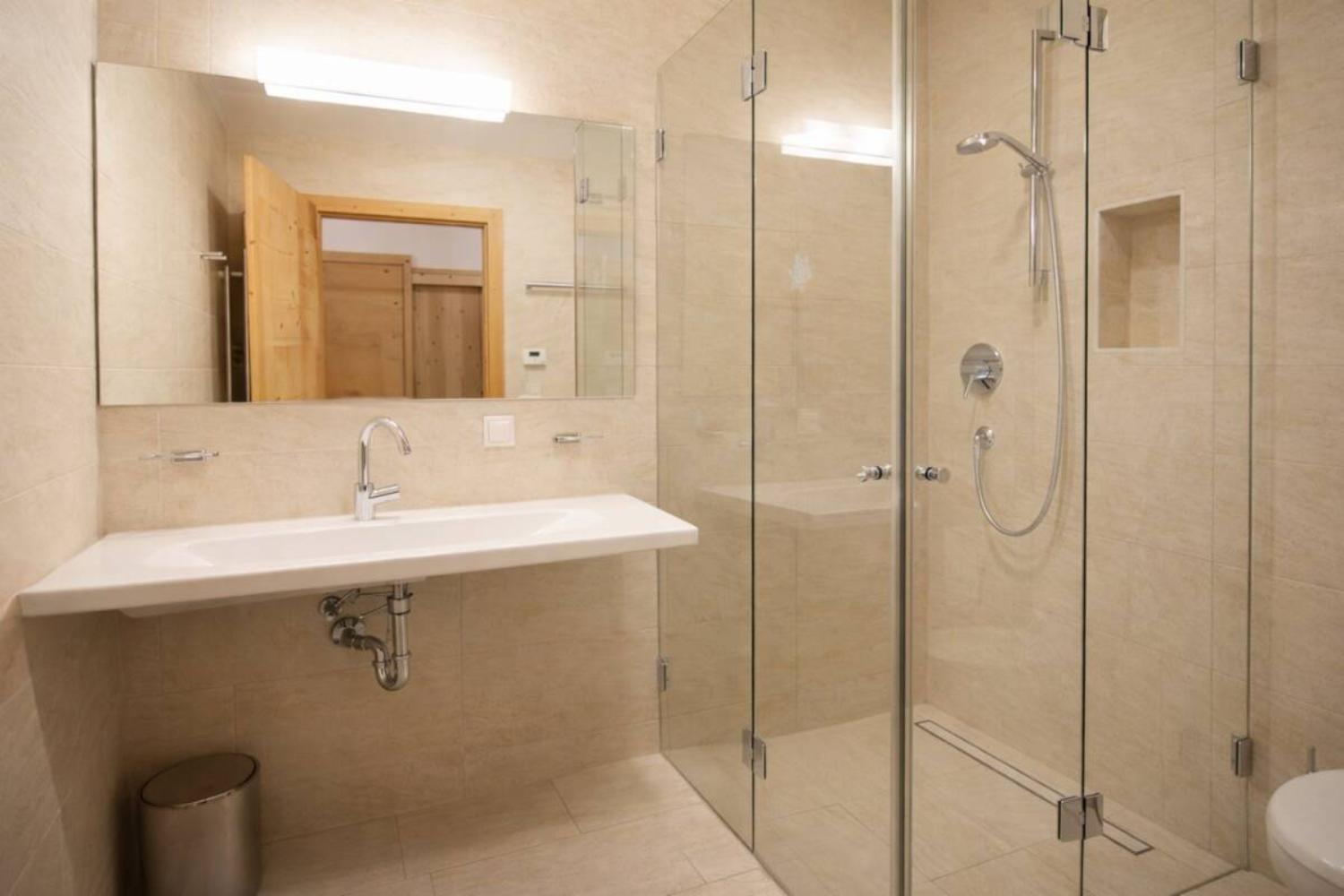 05-scalewidthwzeymdbd-catered-chalet-cirrus-sankt-anton-badkamer-1466865