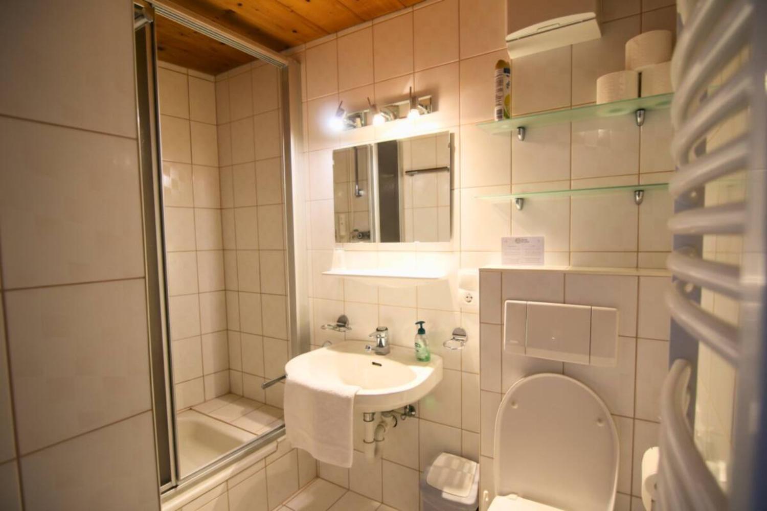 05-scalewidthwzeymdbd-catered-chalet-hans-sankt-anton-badkamer-drie-personen-1467028