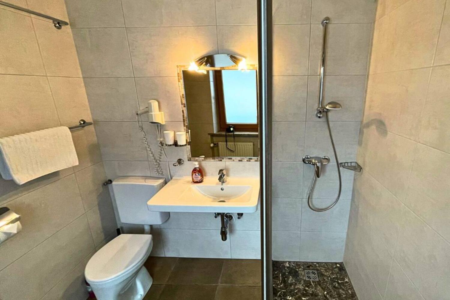 06-catered-chalet-silian-hinterglemm-tweepersoonsbadkamer-scalewidthwzeymdbd-1467204