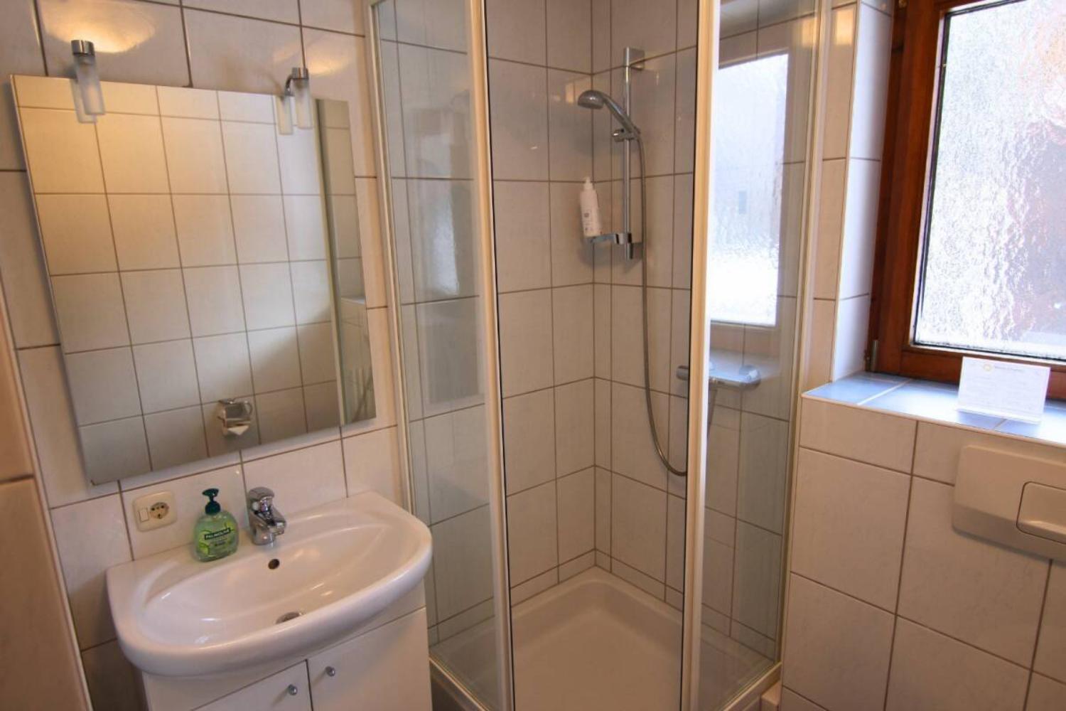 06-scalewidthwzeymdbd-catered-chalet-angela-arlberg-sankt-anton-am-arlberg-douche-1466794
