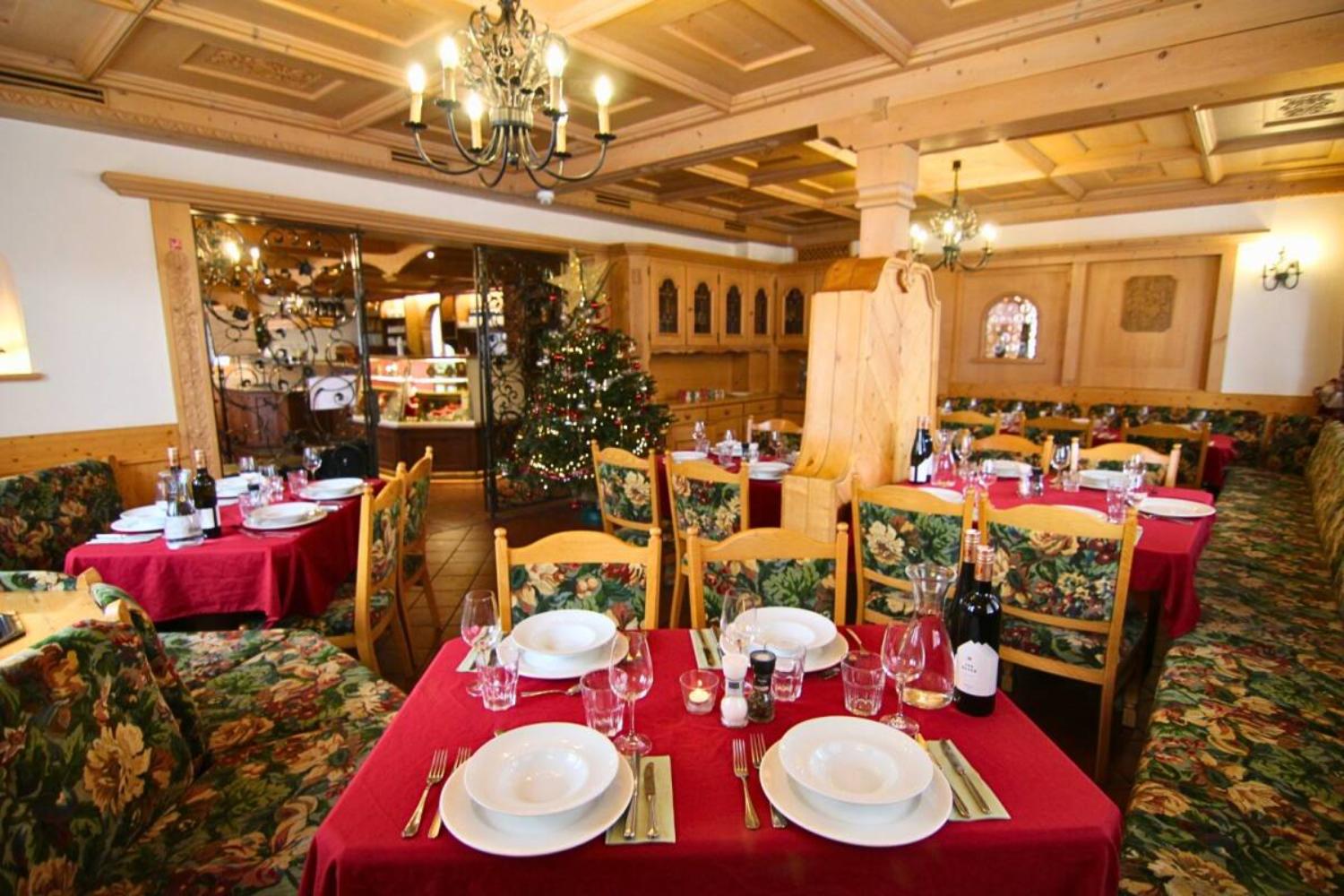 06-scalewidthwzeymdbd-catered-chalet-tirolerhof-serfaus-ontbijtzaal-1467260