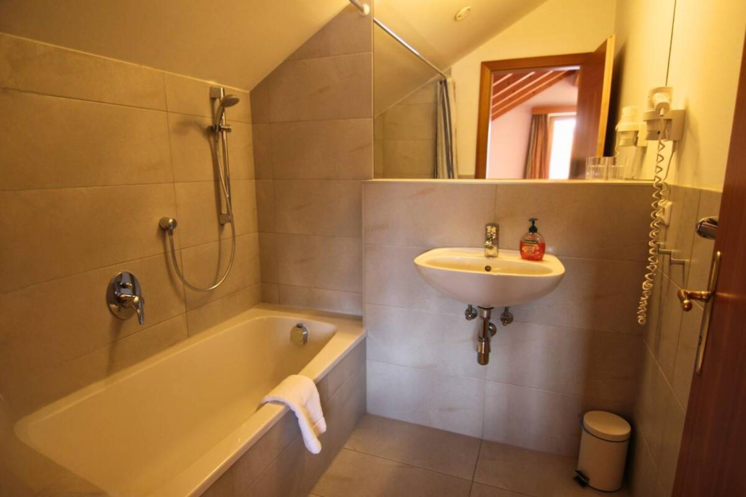 06-v2-scalewidthwzeymdbd-catered-chalet-kelle-fiss-badkamer-met-bad-1467063