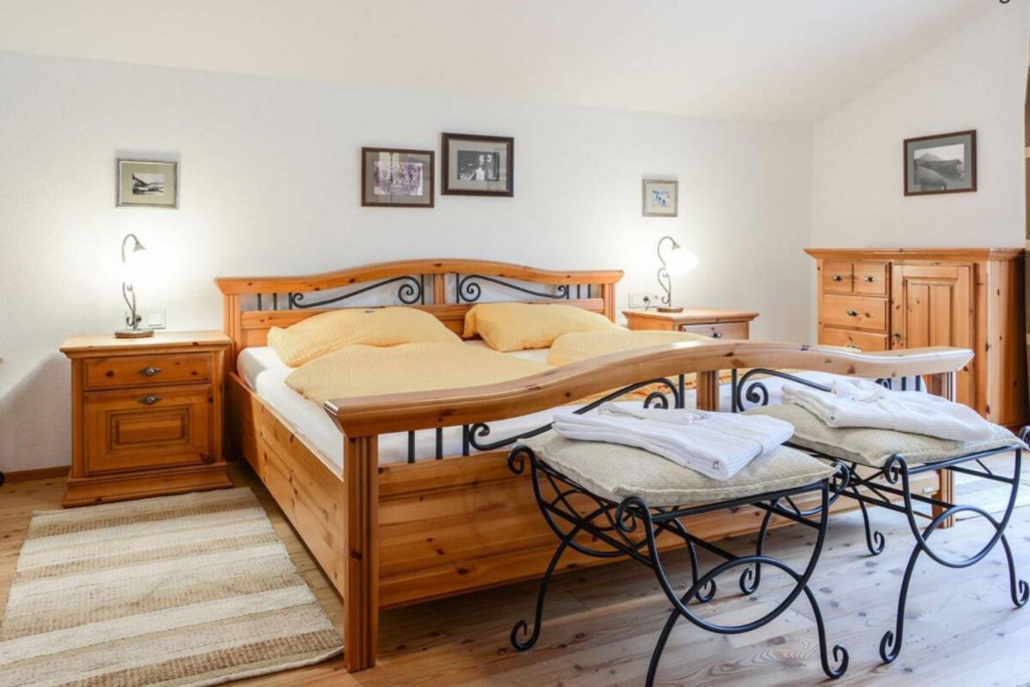 07-scalewidthwzeymdbd-catered-chalet-alpinum-sankt-anton-tweepersoonskamer-1466779