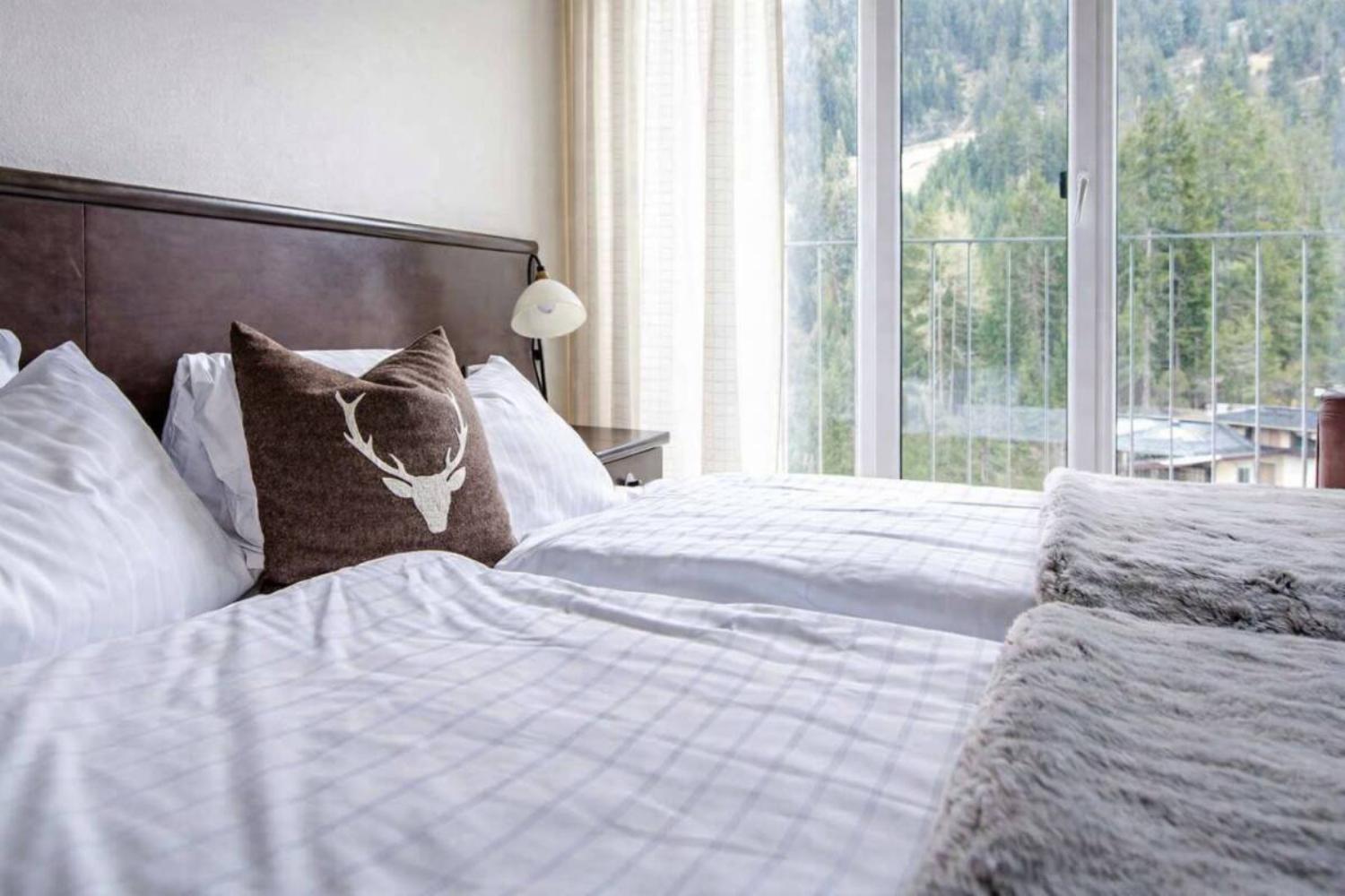 07-scalewidthwzeymdbd-catered-chalet-gabl-sankt-anton-tweepersoonskamer-1466987