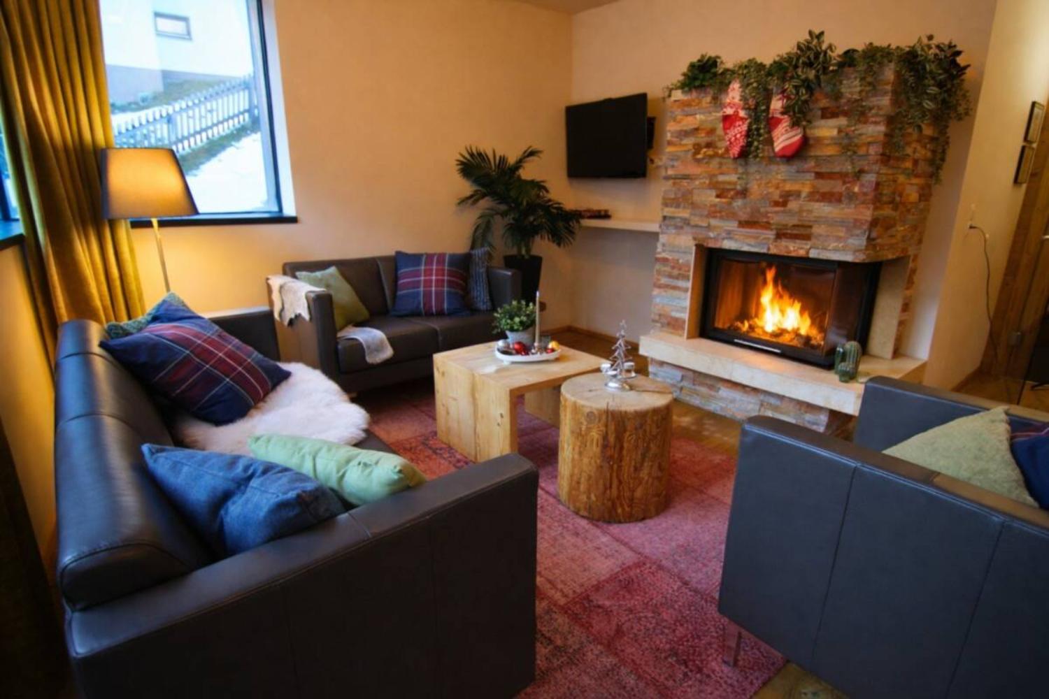 07-scalewidthwzeymdbd-catered-chalet-stratus-sankt-anton-woonkamer-met-open-haard-1467245