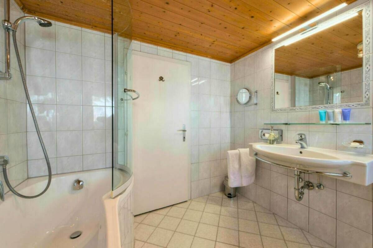 07-v2-scalewidthwzeymdbd-catered-chalet-arlberghoehe-sankt-christoph-badkamer-1462513