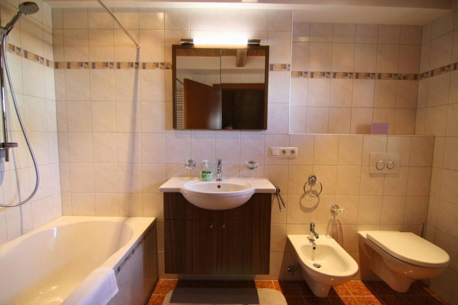 08-scalewidthwzeymdbd-catered-chalet-anna-maria-sankt-anton-badkamer-met-ligbad-1466812