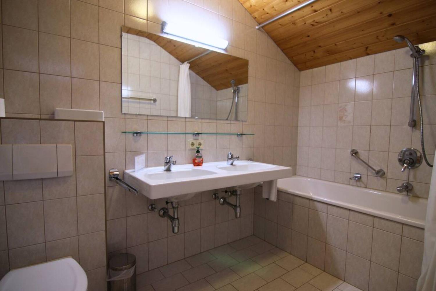 08-scalewidthwzeymdbd-catered-chalet-fiss-elfriede-badkamer-zimmer-10-1466951