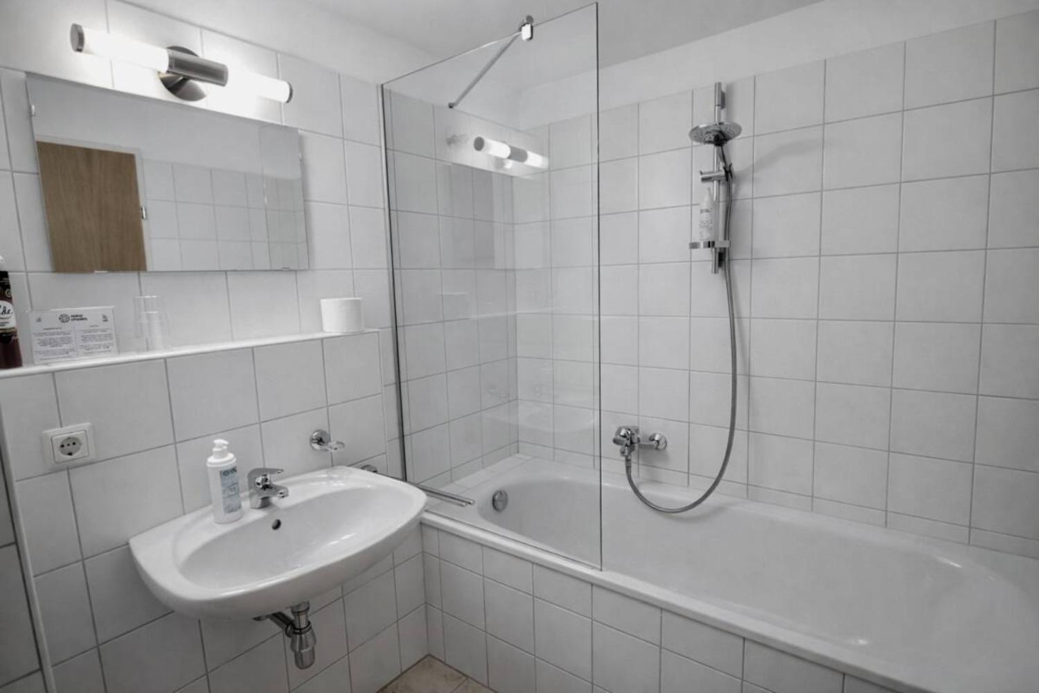 08-scalewidthwzeymdbd-catered-chalet-gabl-sankt-anton-badkamer-met-bad-1466988