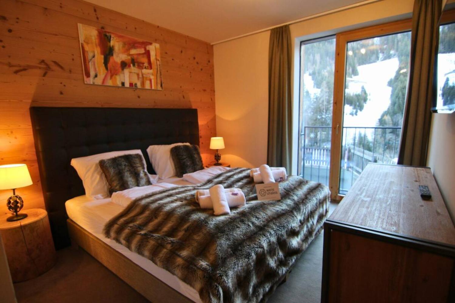 08-scalewidthwzeymdbd-catered-chalet-stratus-sankt-anton-kamer-met-uizicht-1467246