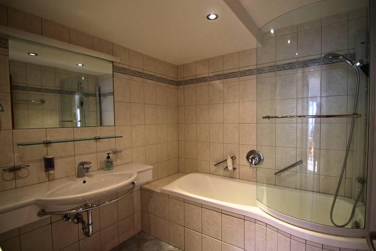 08-scalewidthwzeymdbd-catered-chalet-tirolerhof-apart-serfaus-badkamer-1467289