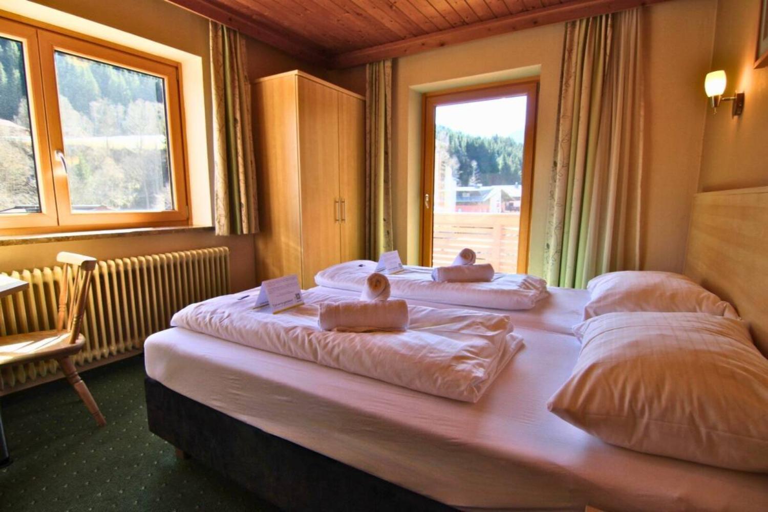 09-scalewidthwzeymdbd-catered-chalet-alpensport-saalbach-hinterglemm-tweepersoonskamer-met-balkon-1466757