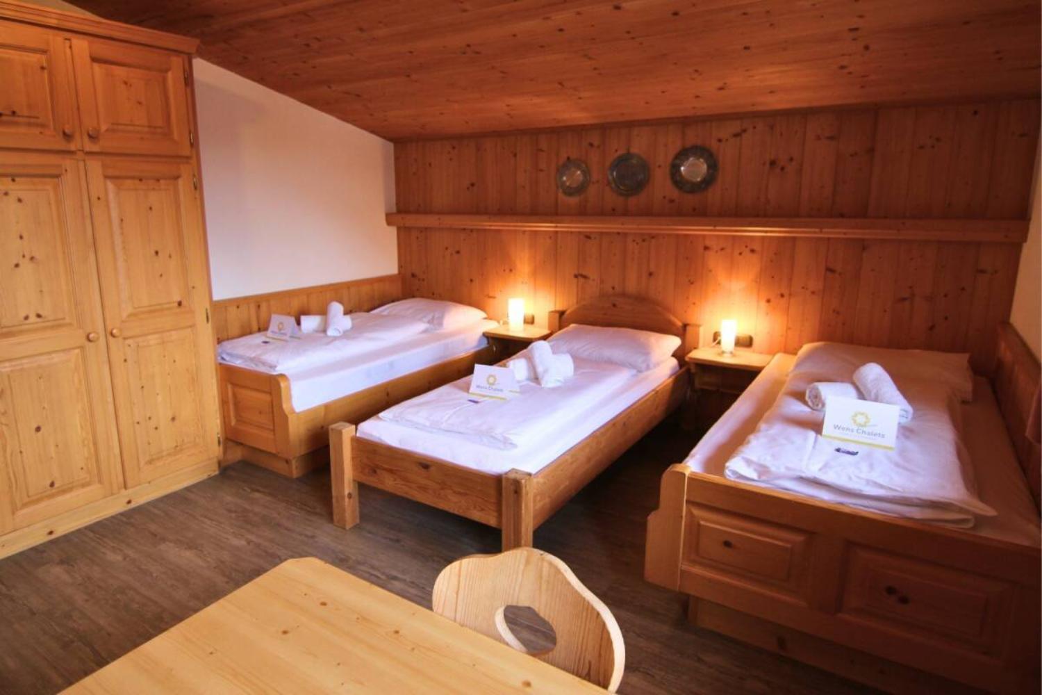 09-scalewidthwzeymdbd-catered-chalet-angela-arlberg-sankt-anton-driepersoonskamer-1466797