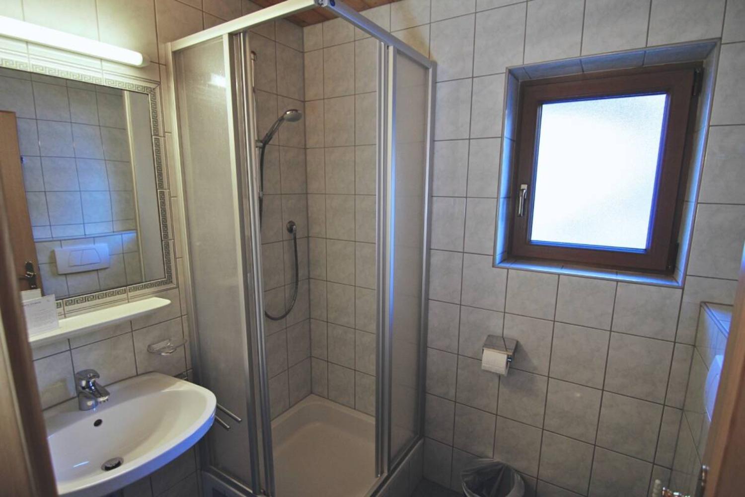 09-scalewidthwzeymdbd-catered-chalet-eisfall-sankt-anton-douche-1466936