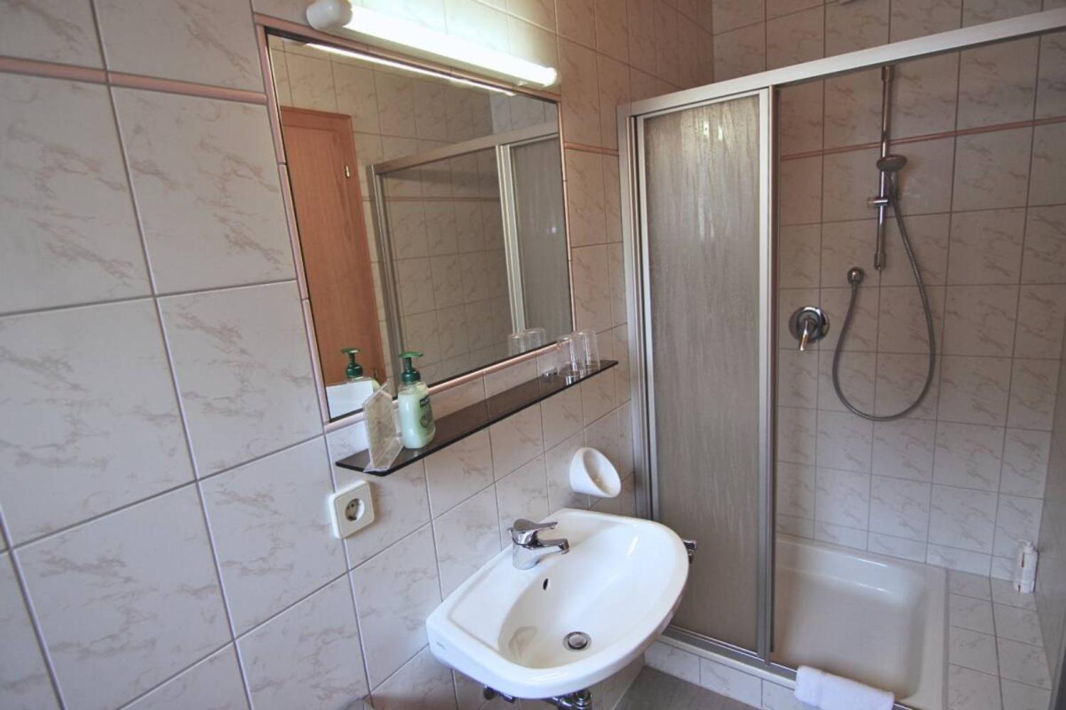 09-scalewidthwzeymdbd-catered-chalet-gretl-serfaus-douche-1467011