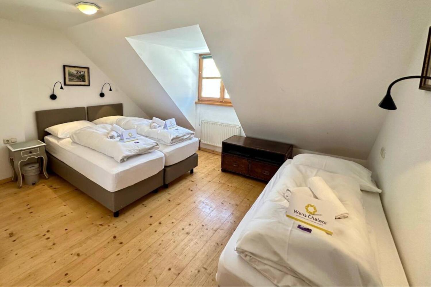 09-scalewidthwzeymdbd-catered-chalet-levett-sankt-anton-driepersoonskamer-2-1467122