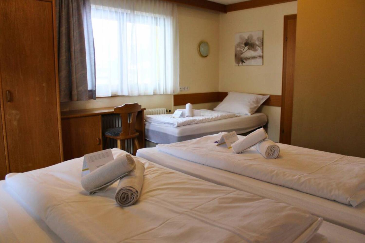 09-scalewidthwzeymdbd-catered-chalet-sonnwend-fieberbrunn-driepersoonskamer-1467223