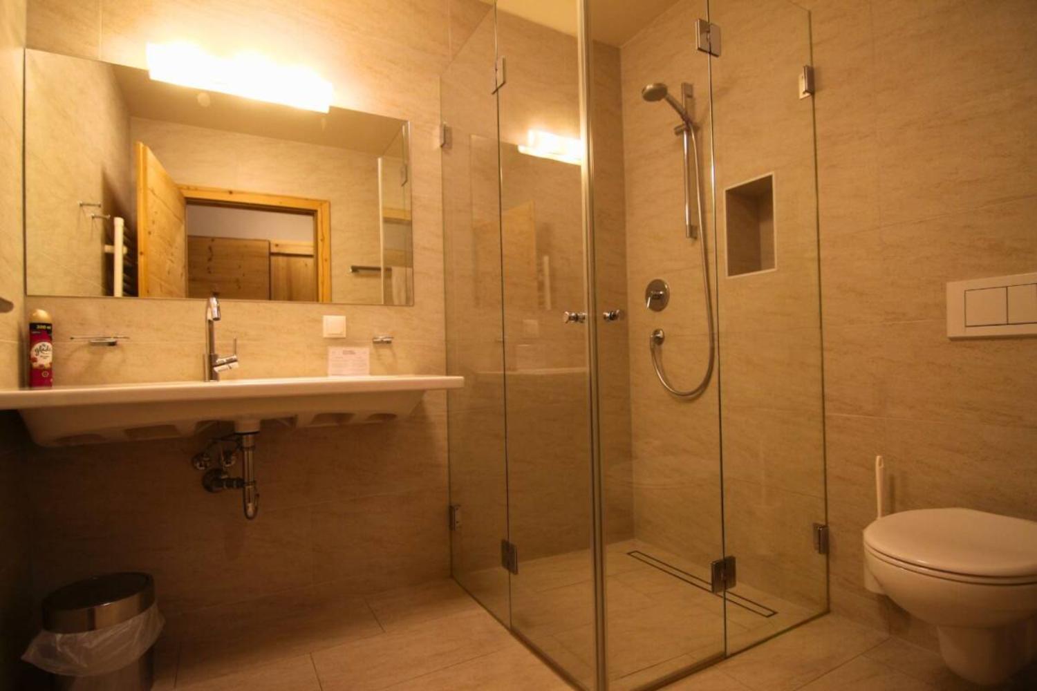 09-scalewidthwzeymdbd-catered-chalet-stratus-sankt-anton-moderne-douche-1467247