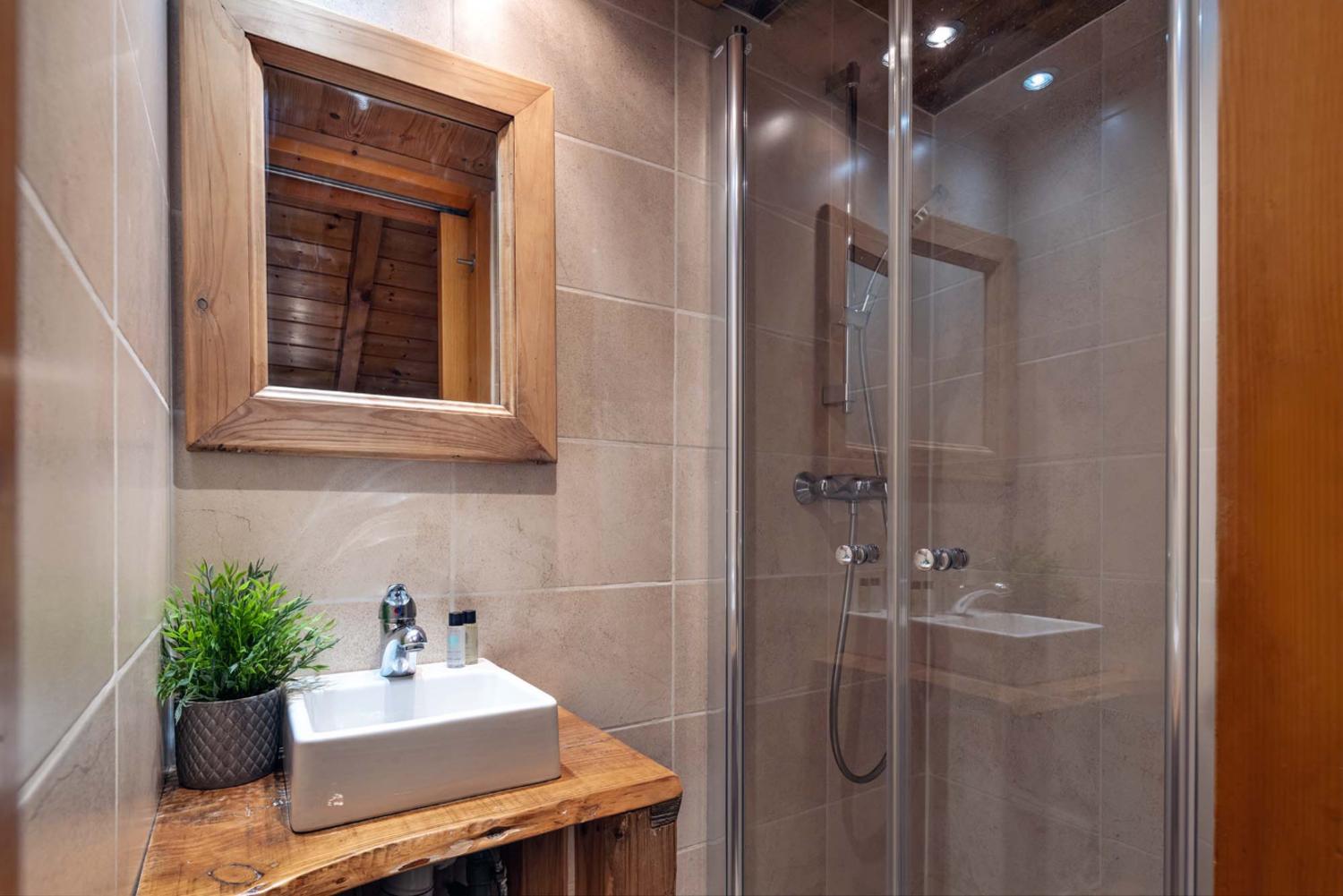 0fb1a836-0c7e-45e9-8ca6-28b7f69e1c7b-1450978