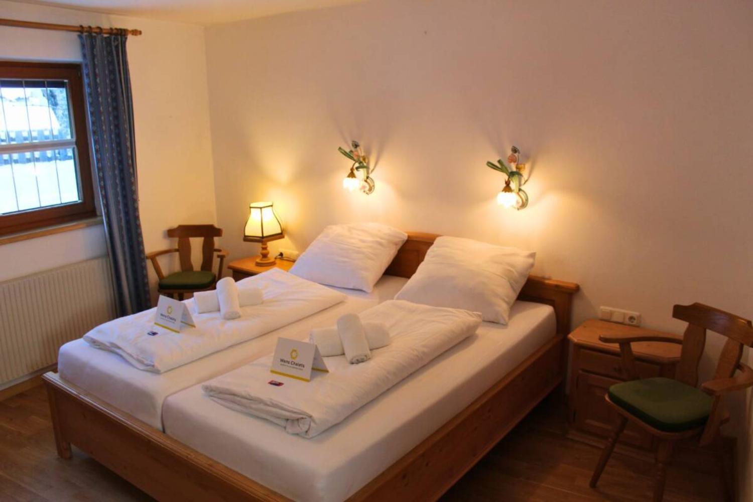 10-catered-chalet-dorferhaus-gerlos-master-bedroom-scalewidthwzeymdbd-1466921