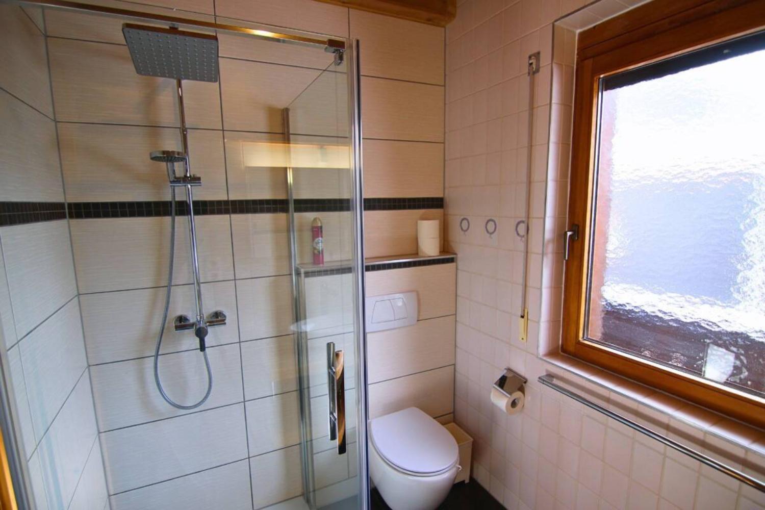 10-scalewidthwzeymdbd-catered-chalet-angela-arlberg-sankt-anton-badkamer-1466798