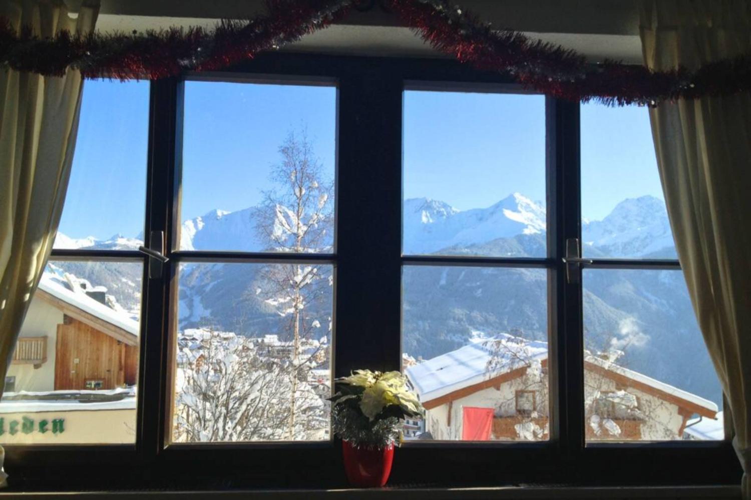 10-scalewidthwzeymdbd-catered-chalet-raeterhof-fiss-uitzicht-eetruimte-1467161