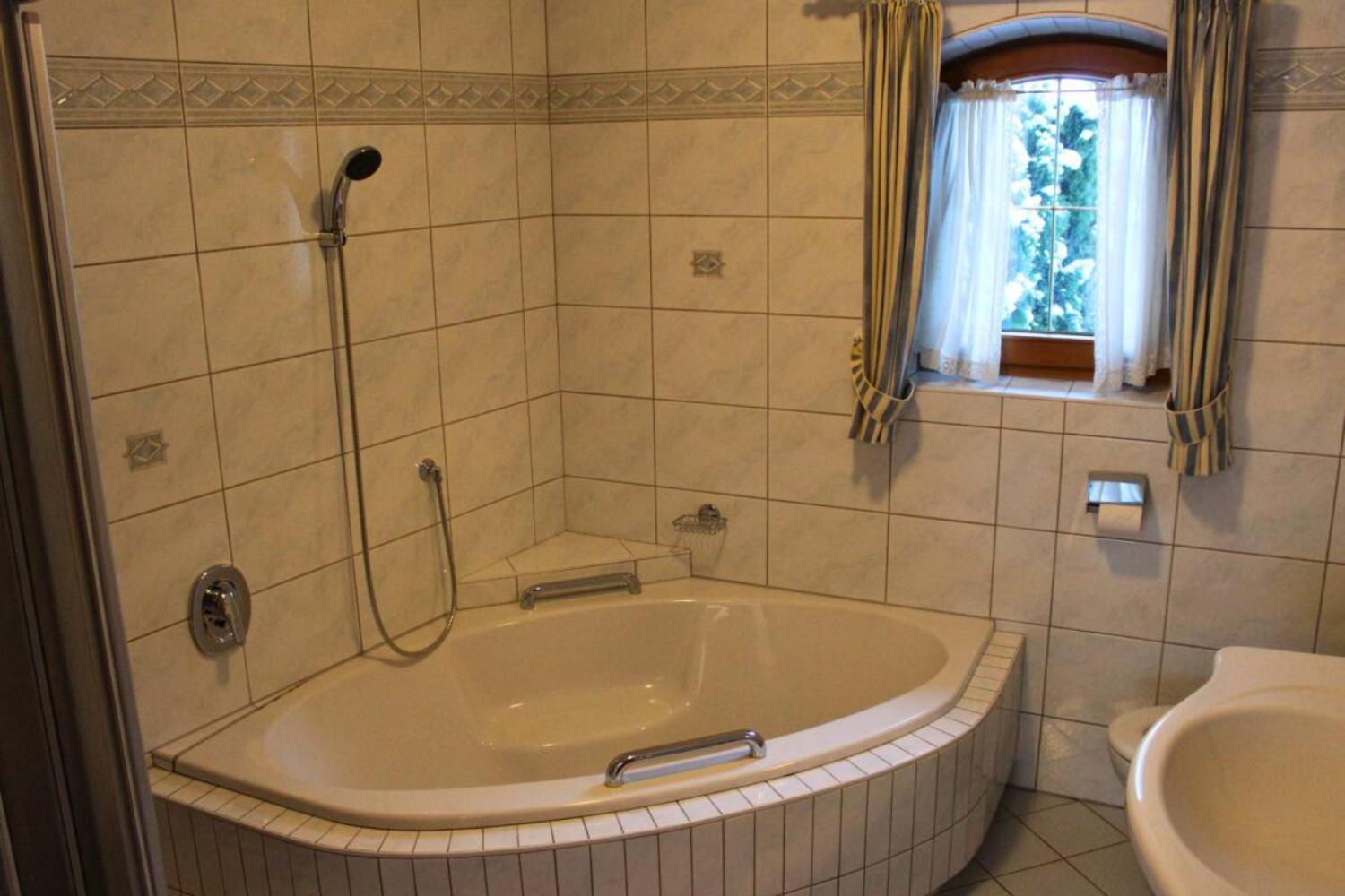 11-catered-chalet-dorferhaus-gerlos-master-badkamer-scalewidthwzeymdbd-1466922