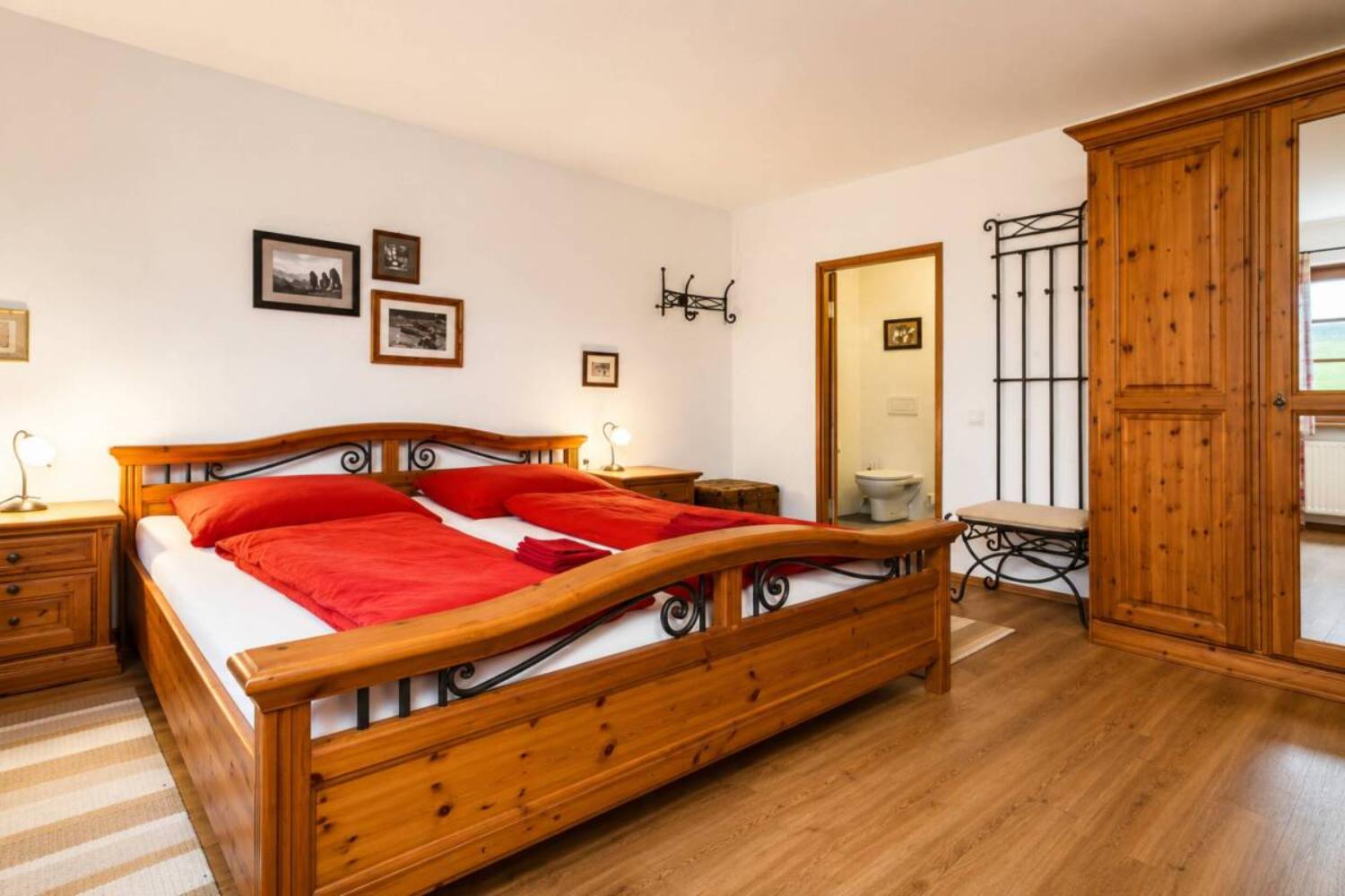 11-scalewidthwzeymdbd-catered-chalet-alpinum-sankt-anton-slaapkamer-2-1466783