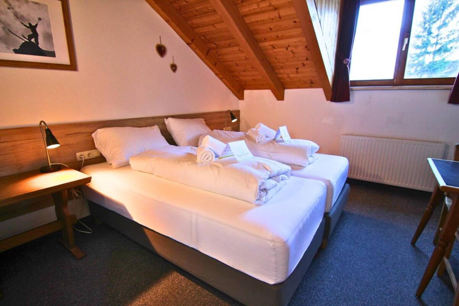 11-scalewidthwzeymdbd-catered-chalet-eisfal-st-anton-twin-room-1466937