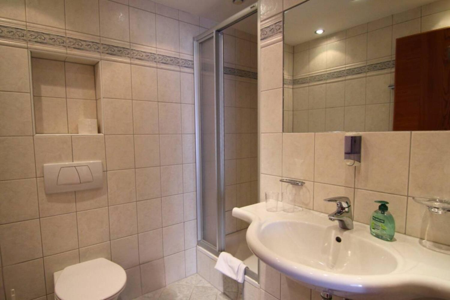 11-scalewidthwzeymdbd-catered-chalet-tirolerhof-apart-serfaus-badkamer-1467292