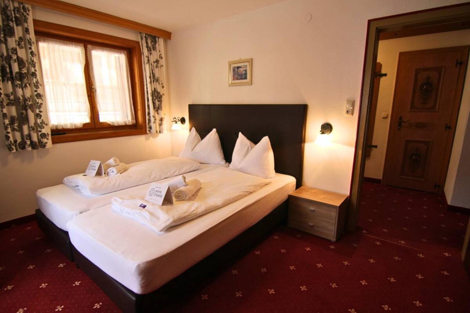 11-scalewidthwzeymdbd-vakantiehuis-tirolerhof-serfaus-driepersoosnkamer-1467264