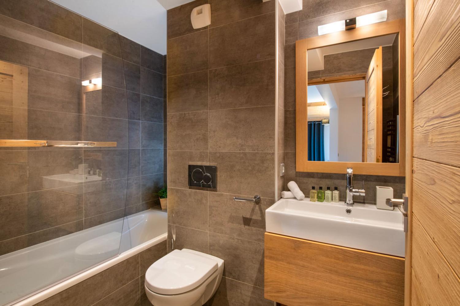 11pg-whistler-lodge-b08-011-1147600