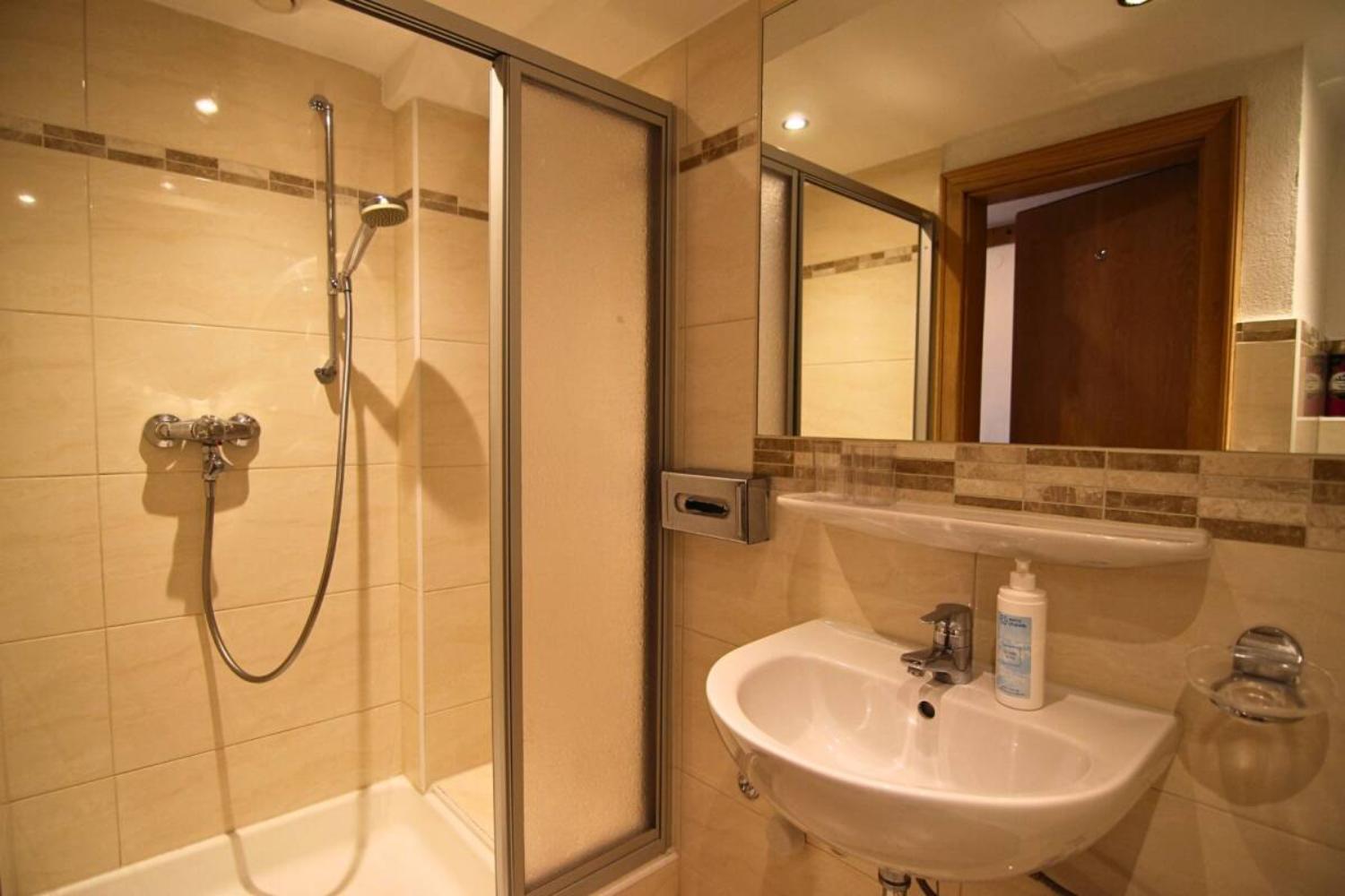 12-scalewidthwzeymdbd-catered-chalet-tirolerhof-serfaus-douche-1467266