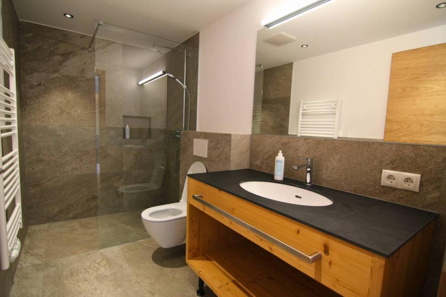 12-v2-scalewidthwzeymdbd-catered-chalet-elfriede-fiss-badkamer-apartment-g-1466955