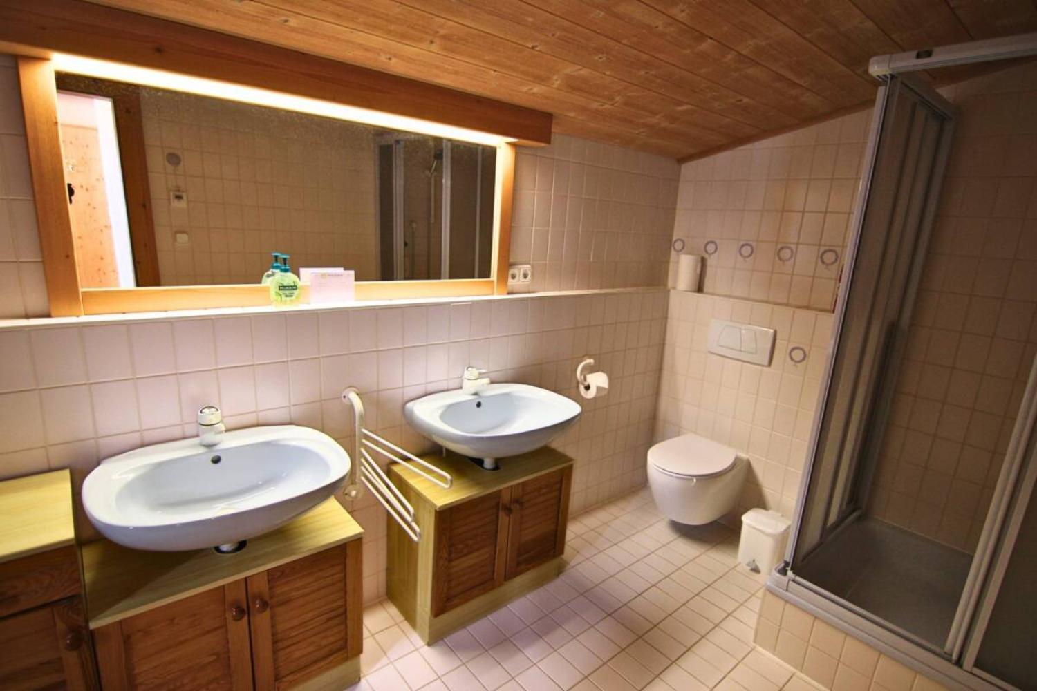 13-scalewidthwzeymdbd-catered-chalet-angela-arlberg-st-anton-badkamer-1466801