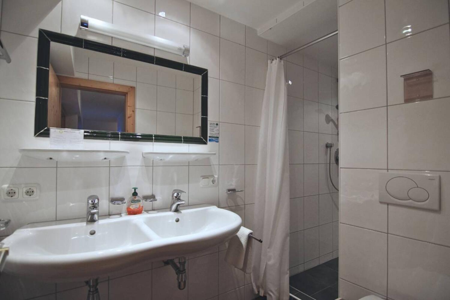 13-scalewidthwzeymdbd-catered-chalet-elfriede-fiss-badkamer-appartement-1-1466956