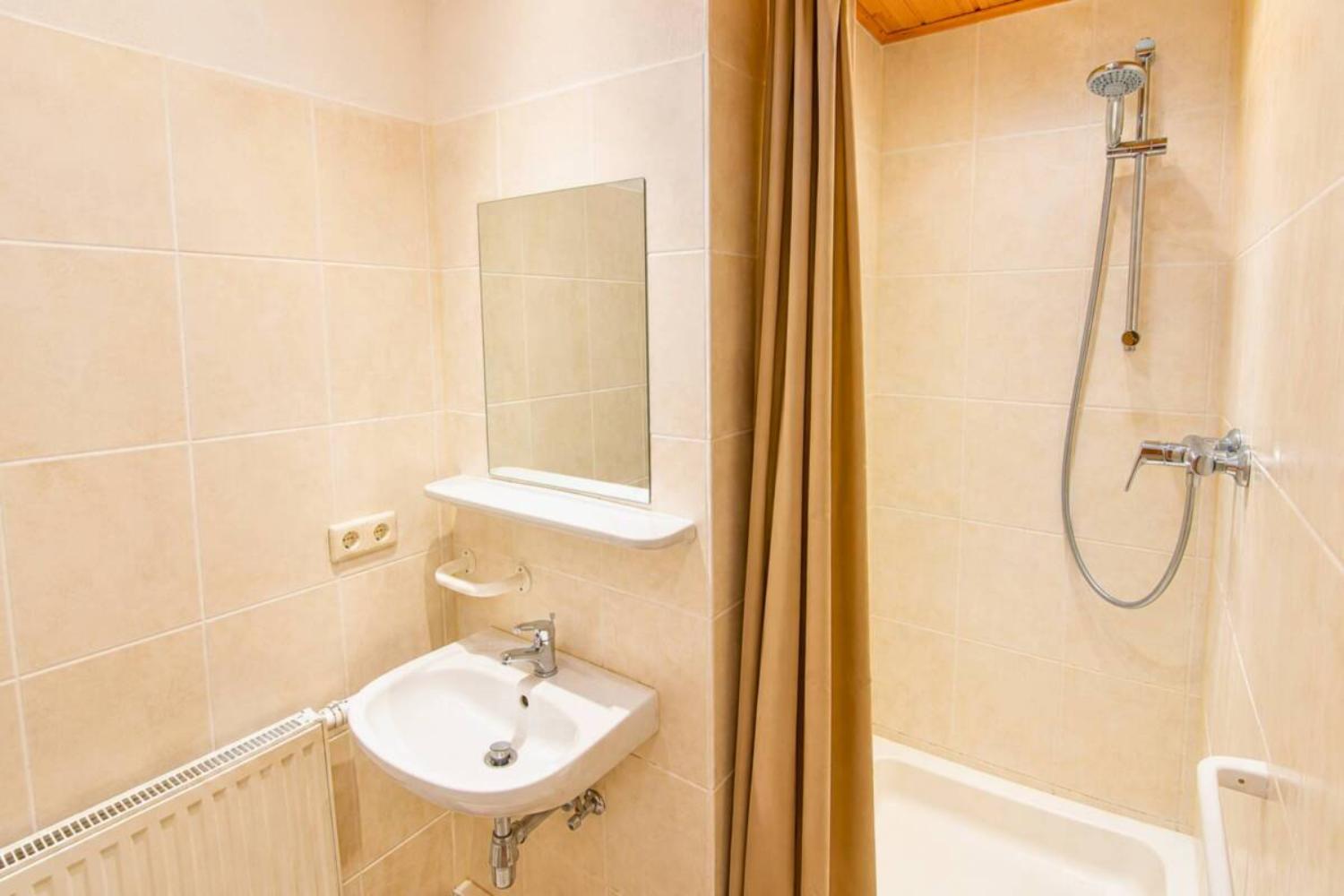 14-scalewidthwzeymdbd-catered-chalet-alber-ski-arlberg-badkamer-1466742