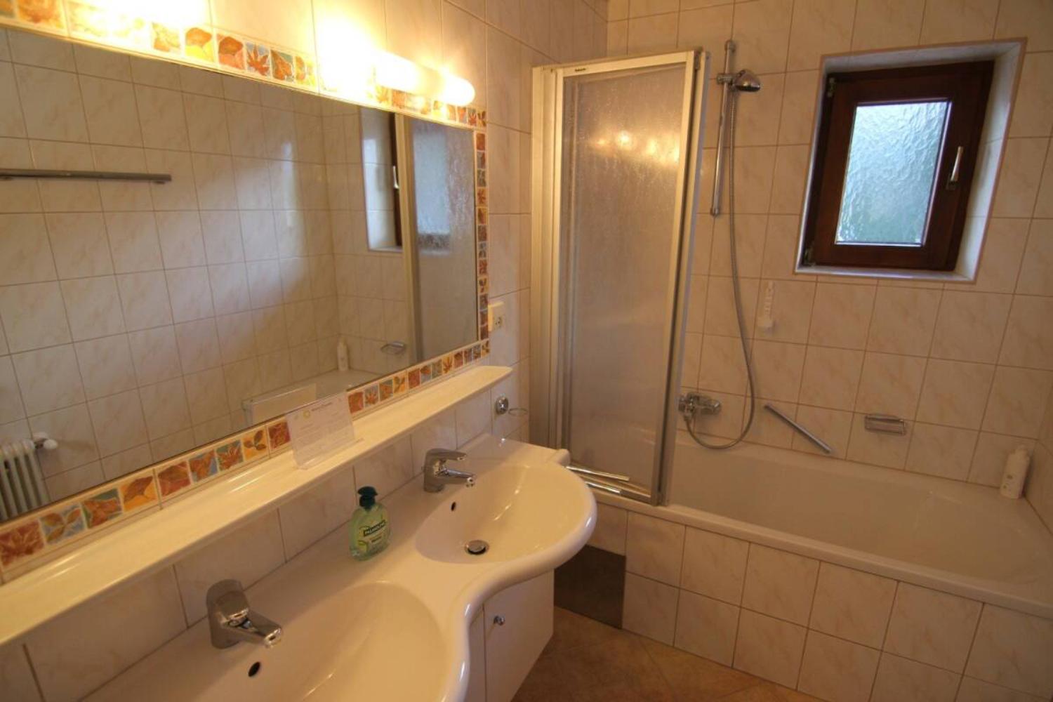 14-scalewidthwzeymdbd-catered-chalet-christoph-sankt-anton-badkamer-met-bad-1466857