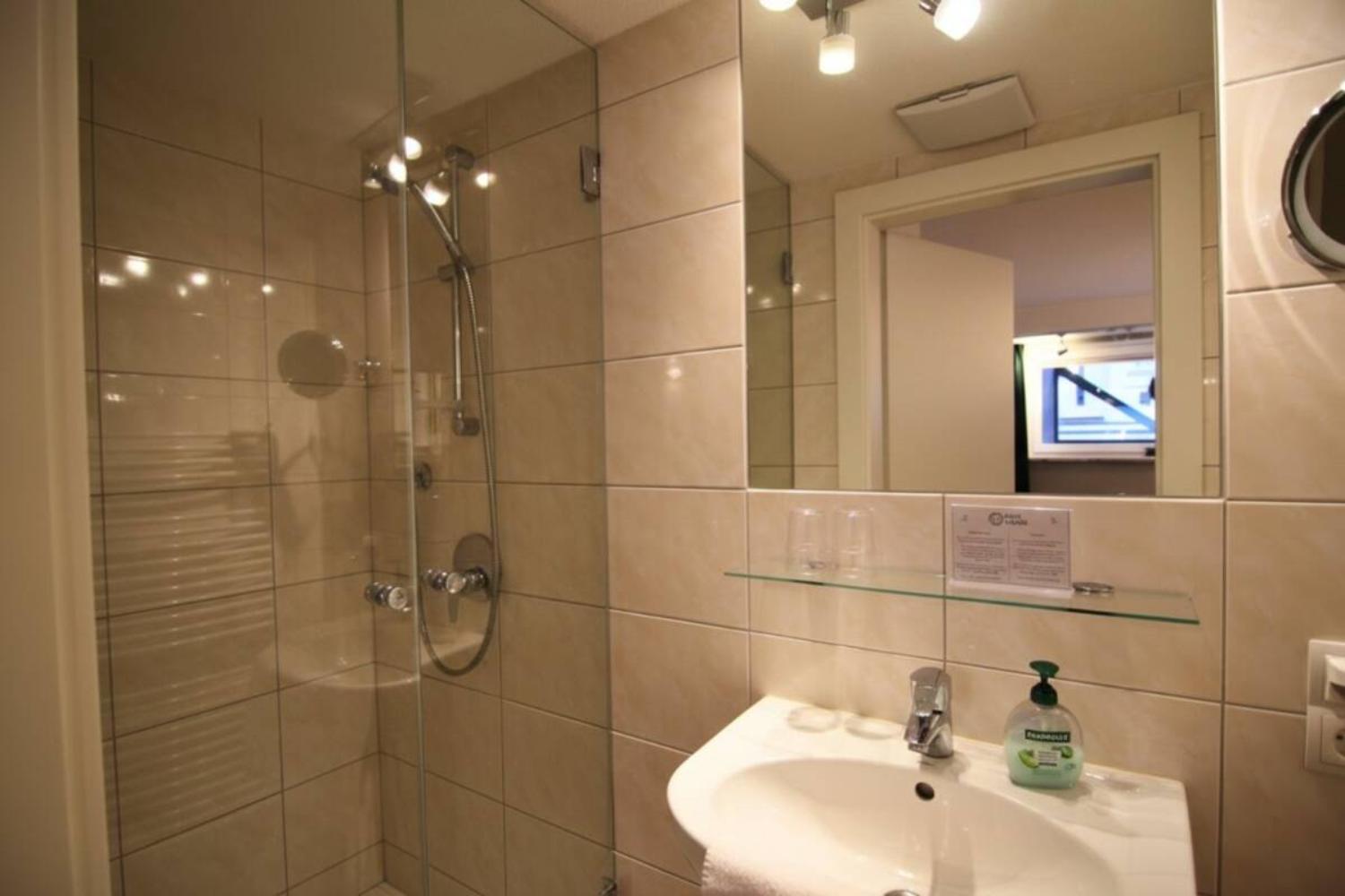 14-scalewidthwzeymdbd-catered-chalet-hans-sankt-anton-badkamer-1467036