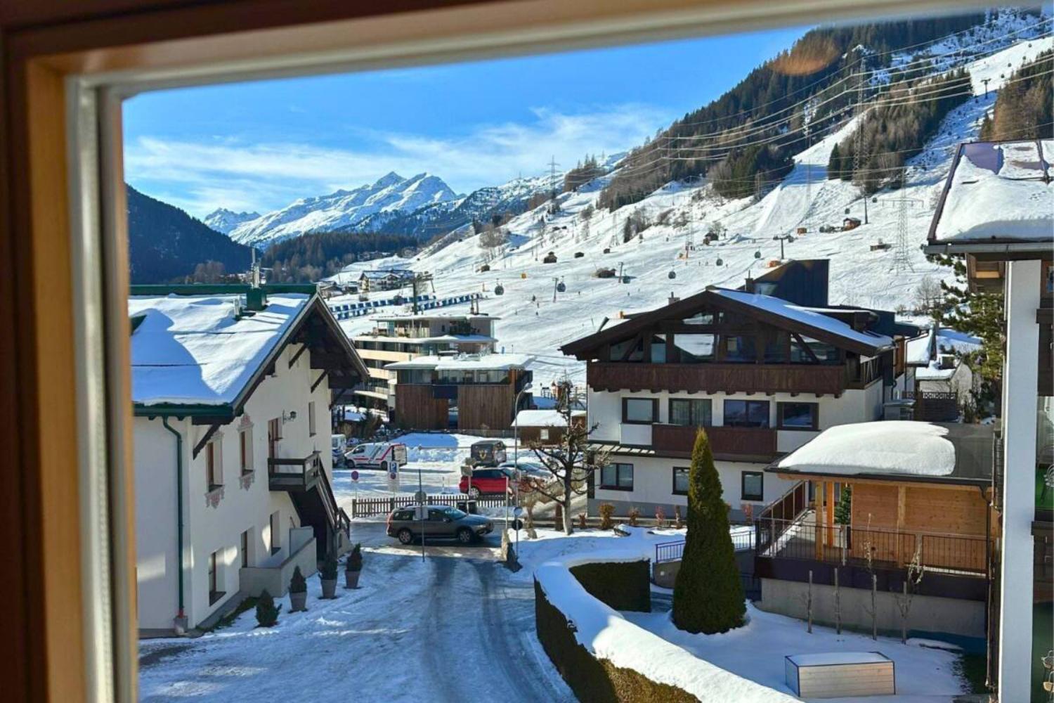 14-scalewidthwzeymdbd-catered-chalet-levett-sankt-anton-uitzicht-1467129