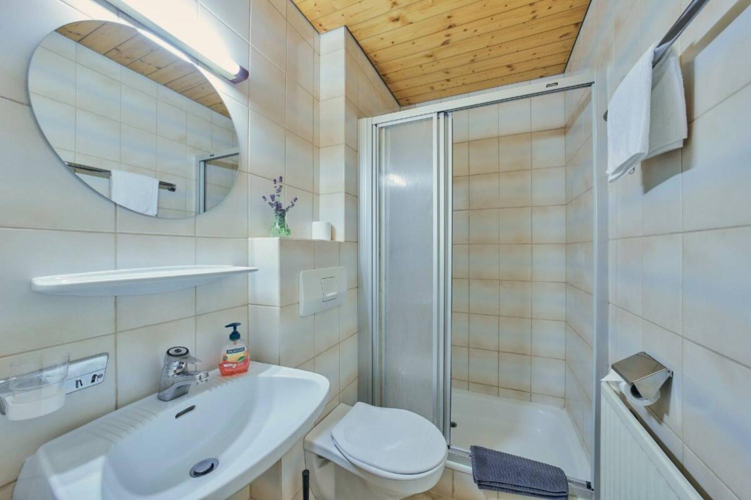 14-scalewidthwzeymdbd-catered-chalet-sonnwend-fieberbrunn-badkamer-1467228